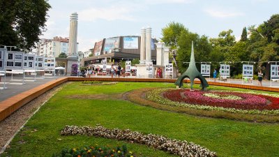 Варненци на протест срещу колите в Морската градина