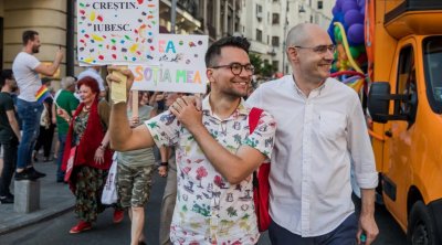 30 000 души на парад за узаконяване на еднополовите бракове в Румъния