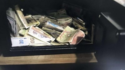 17-годишен задигна 10 000 лв. от чантата на майка си в село Черногорово, издирва се
