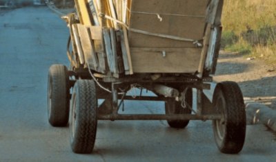 Турски тир удари каруца, уби коня и рани пътник