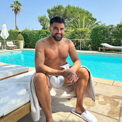 Азис показа най-милото си и се закле повече да не ходи на почивка във Франция