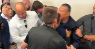 ШОК ВИДЕО: Вижте как главорезите на Тръмп арестуват американски сенатор