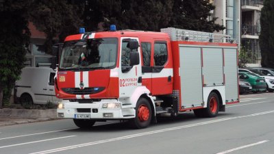 Огромен пожар пламна в Поморие в близост до един от