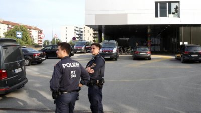 Стрелецът от Австрия се снимал в тоалетната на училището точно преди нападението