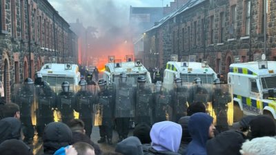 Бунтове в Северна Ирландия заради опит за изнасилване
