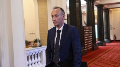 МОН търси директори за близо 400 училища в страната