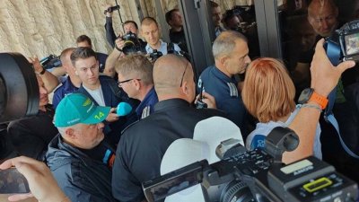 Стотици се събраха пред входа на bTV в 11 ч