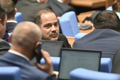 Проблеми с техниката забави началото на заседанието на парламента