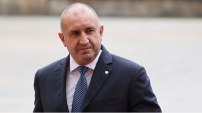 Радев обвини правителството, че купува социологически агенции за кампании за еврото