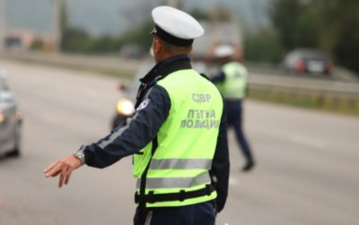 Моторист прегази краката на полицай, бягайки от проверка