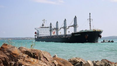 Затъналият в пристанището на Бургас кораб е изтеглен