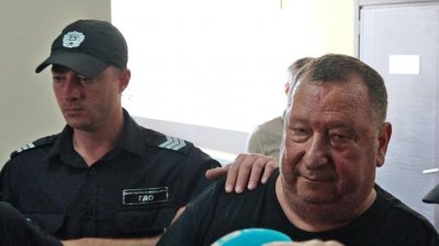 Оставиха за постоянно в ареста Валентин Желев и двамата му сина за ужасите в дома в Ягода