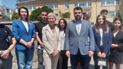 Скандално: Георг Георгиев гласувал със снимка на личната си карта на телефона 