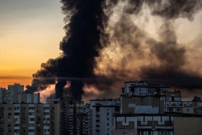 14 души, сред които един американец, бяха убити при руска атака срещу Киев