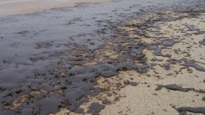 Разлив на дизелово гориво в морето край Бургас