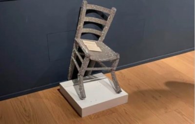 Турист седна и счупи стол за 50 000 долара с кристали Сваровски (ВИДЕО)