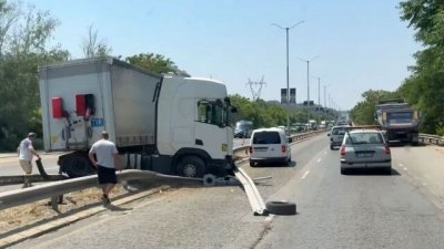 Спряха движението към Дунав мост заради камион, нацелил мантинелата