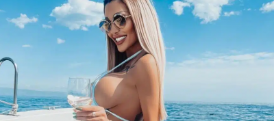 Джулиана Гани се налива с шампанско от сутринта