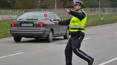 Моторист мина през крака на полицай в Дебелец, задържаха го