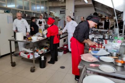 Хотелиери броят по 6 бона заплати за готвачи по морето