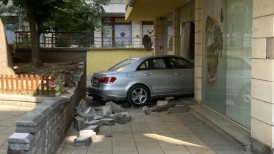 Зрелищна катастрофа в София се размина без жертви