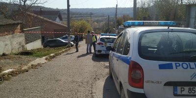 Само в Lupa.bg: Зловеща гледка в Камено: Полицаи намериха разложен труп на мъж и блеещо агне в къща 