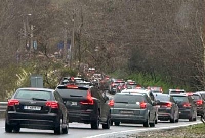 Ремонти и ПТП предизвикаха адско задръстване край Симитли 