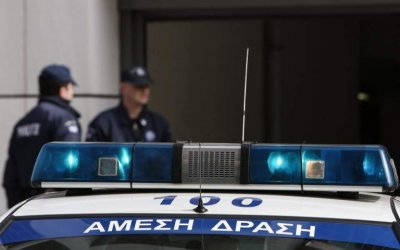Задържаха отново българското семейство, оставило бебето си на балкон в Солун