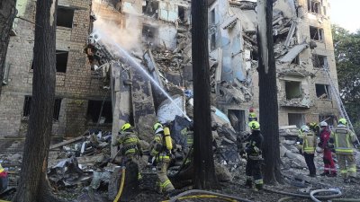Тази нощ: Жена е убита, а няколко души са ранени при руска атака срещу Киев