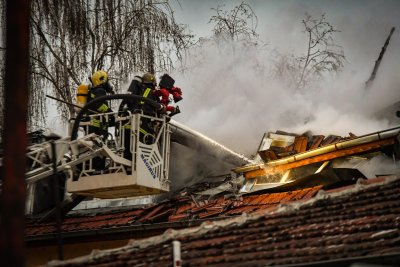 Евакуираха кризисен център в Шумен заради пожар, един е в болница