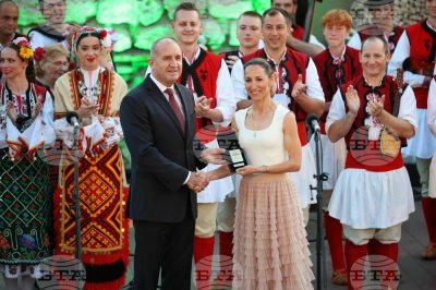  Ансамбъл "Отец Паисий" с почетния знак на президента