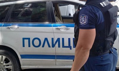 Арестант счупи стъклата на патрулка и се опита да избяга в Пловдив