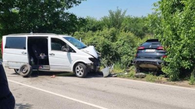 Катастрофа между кола и бус затруднява движението в Полски Тръмбеш