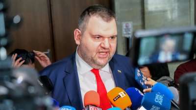 Пеевски показа снимка на Кирил Петков с Антон Славчев