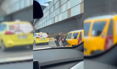 Таксиджии се млатиха пред бургаски мол (ВИДЕО)