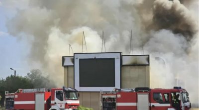Четири екипа на пожарната гасят пожар в казино 