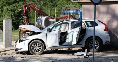 На косъм от смъртта: Автомобил с младо семейство се заби в стълб