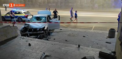 Кола връхлетя на спирка в Пловдив, рани трима (СНИМКИ)