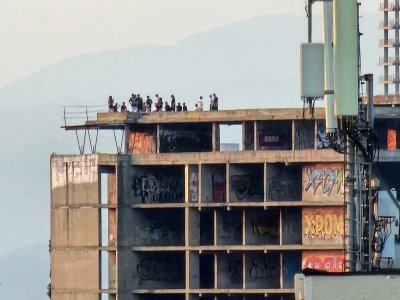 ВНИМАНИЕ! Деца вдигат купони на покрива на рушащата се детска болница в София
