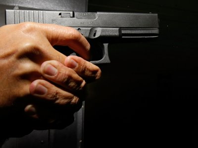 Млад мъж застреля бременната си годеница
