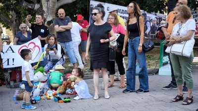 Протест "Свобода за Деси" под прозорците на президента 