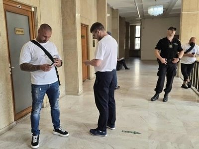 Скандален поп отложи делото за стрелбата срещу Митьо Очите
