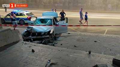 Кола връхлетя на спирка в Пловдив, рани трима (СНИМКИ)