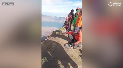 Жена падна във вулкан в Индонезия (ВИДЕО)