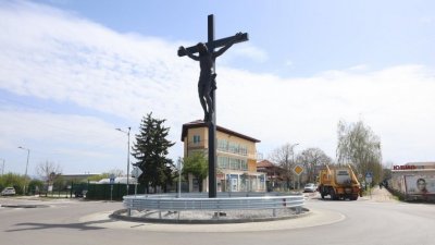 Скандал заради авторски права праща Разпятието в Елин Пелин в съда