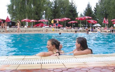 Евтинийка: Басейните примамват с цени между 10 и 20 лева на човек