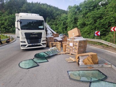 Тир и джип катастрофираха в Прохода на Републиката (СНИМКИ)
