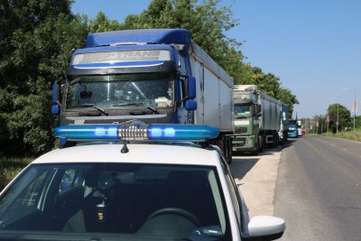 АДСКА ЖЕГА: Спират от движение камионите