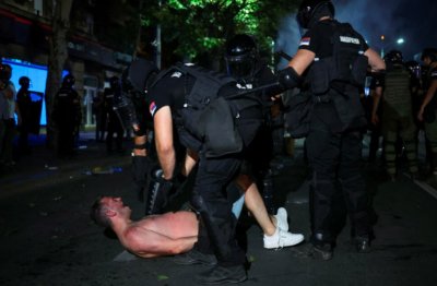 Протестът в Белград: Сблъсъци с полицията, сълзотворен газ и арести (ВИДЕО)