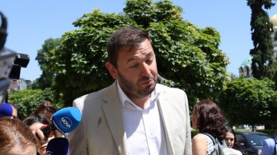 Играта загрубя: Зам.-кметът на София Никола Барбутов хвърли оставка 